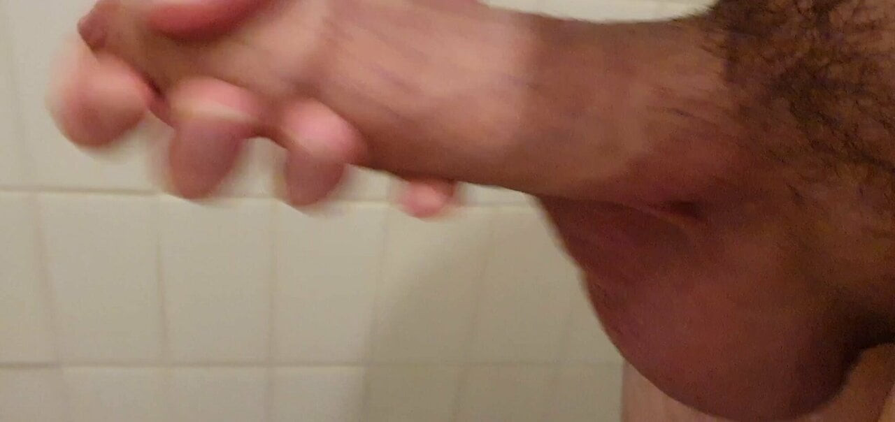 私の太ったチンポをしごいてボールを振る