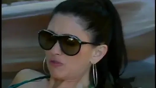 Klasik lezbiyenler amcık yalama dildo yüzme havuzuna giriyor