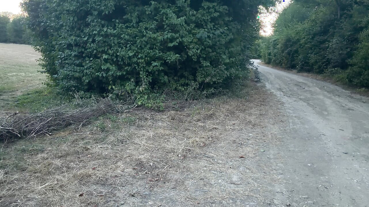 Αγόρι απ' τη Γερμανία τινάζεται γυμνό έξω και χύνει
