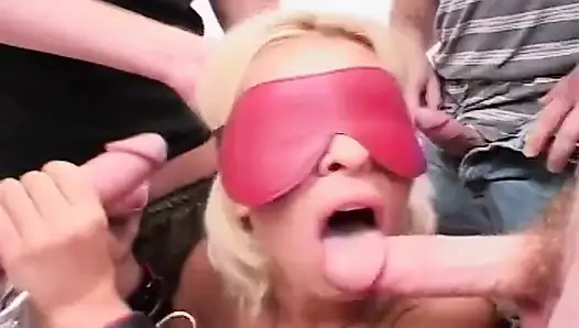 Sarışın sürtüğün gözleri bağlı ve parçalanıyor
