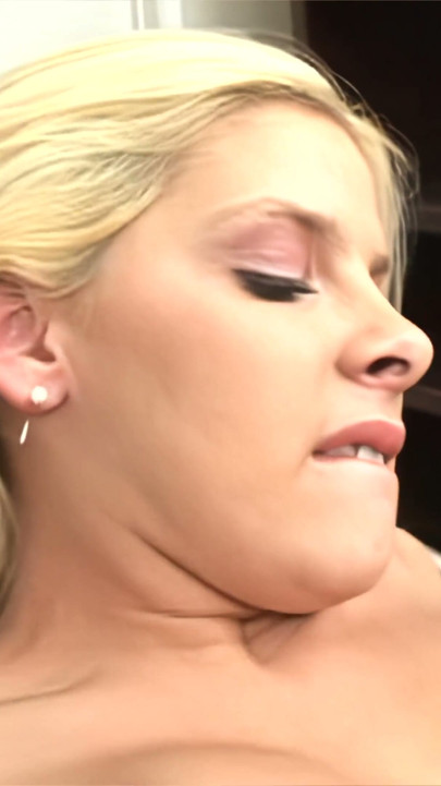 Kinzy Jo liebt große schwarze Schwänze | Clip 1