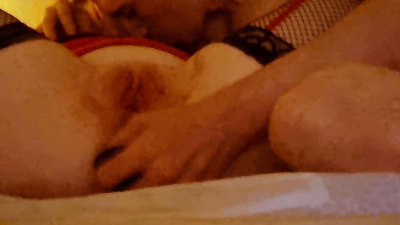 Deget mare și vibrator mare în pizdă și cur