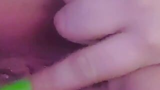 Dedo molhado suculento clitóris