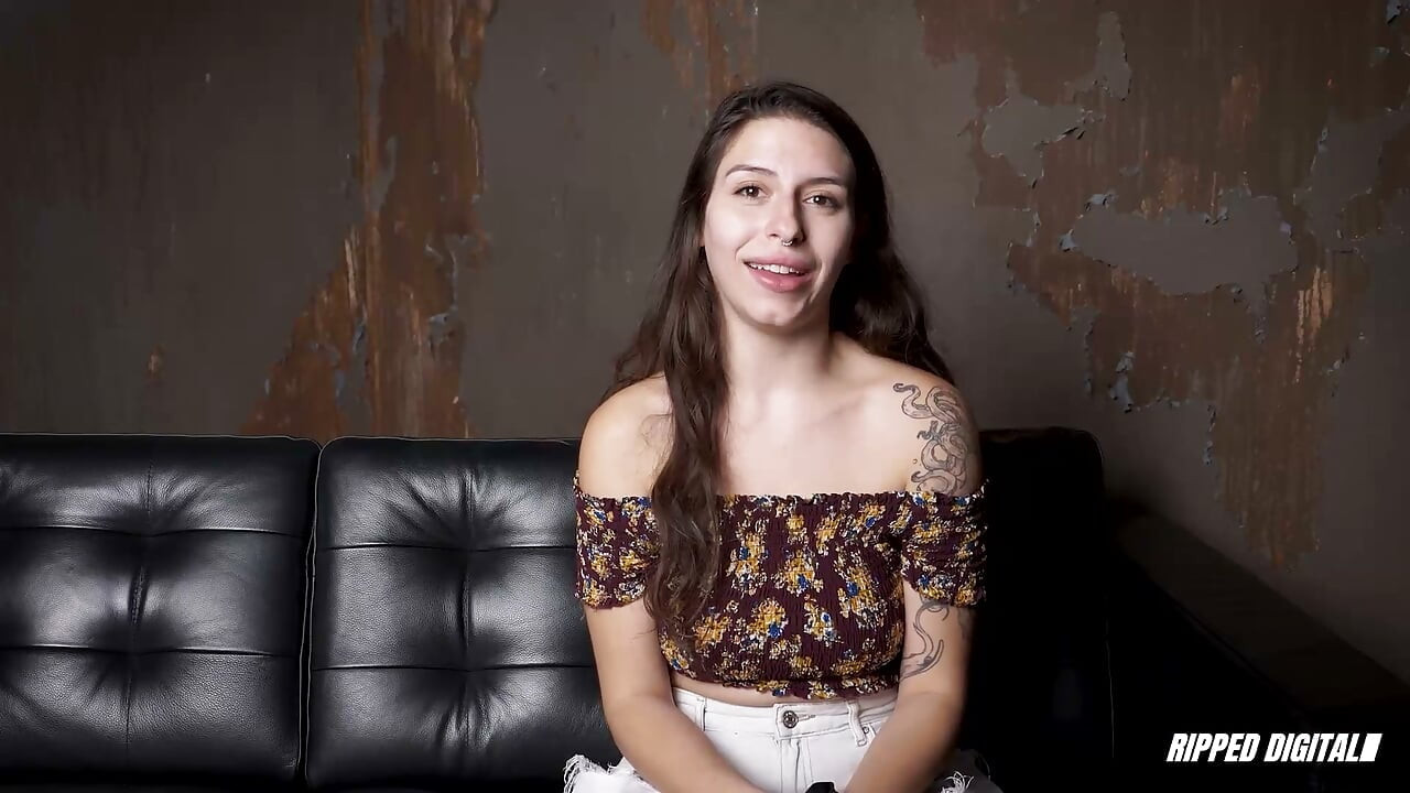 Submisivna kurvica Chloe stenje dok prima ogromnu igračku nakon što je išarana šakom