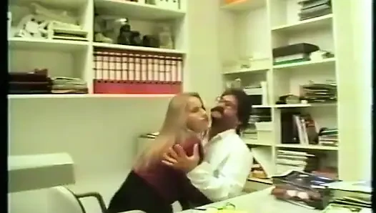 Blonde dame in sexy strümpfen wird gefickt und vollgespritzt