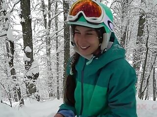 Mila Fox Lisichka gorąco ssała penisa snowboardzisty w lesie na zimno. Nasienie na twarzy