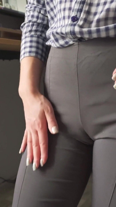 Une secrétaire coquine vous séduit avec son cameltoe en pantalon moulant | Clip 1