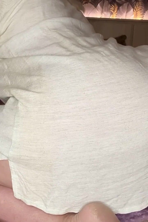 Pète sur ton visage dans une robe courte