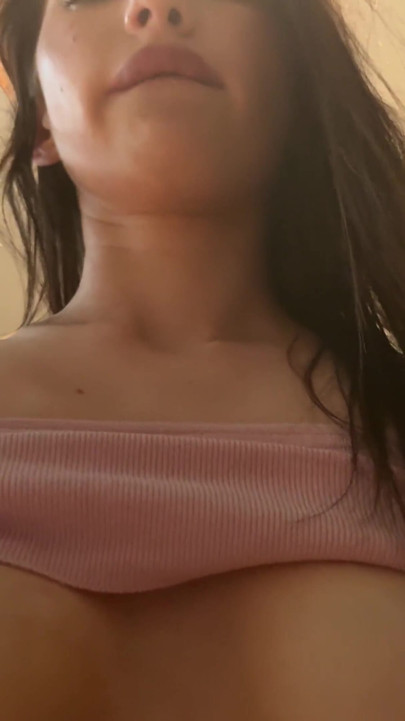 A meia-irmã gostosa me pegou assistindo pornô com ela, a fodeu em uma buceta apertada | Clipe 2