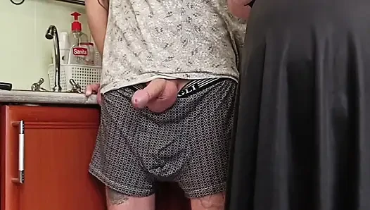 Freundin wichst zu einem cumshot vor dem mittagessen