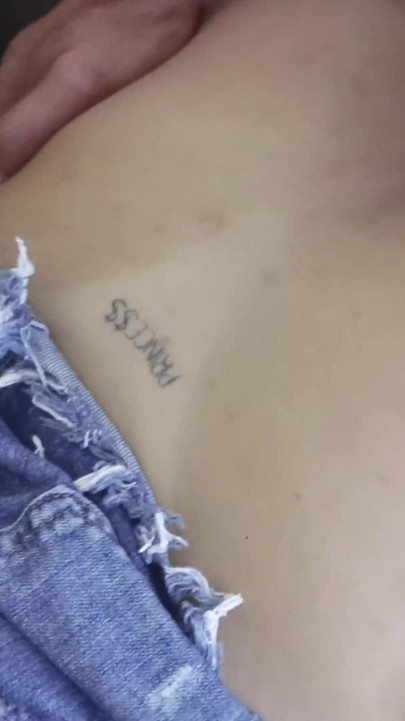 豐滿的Stella進行足交和！