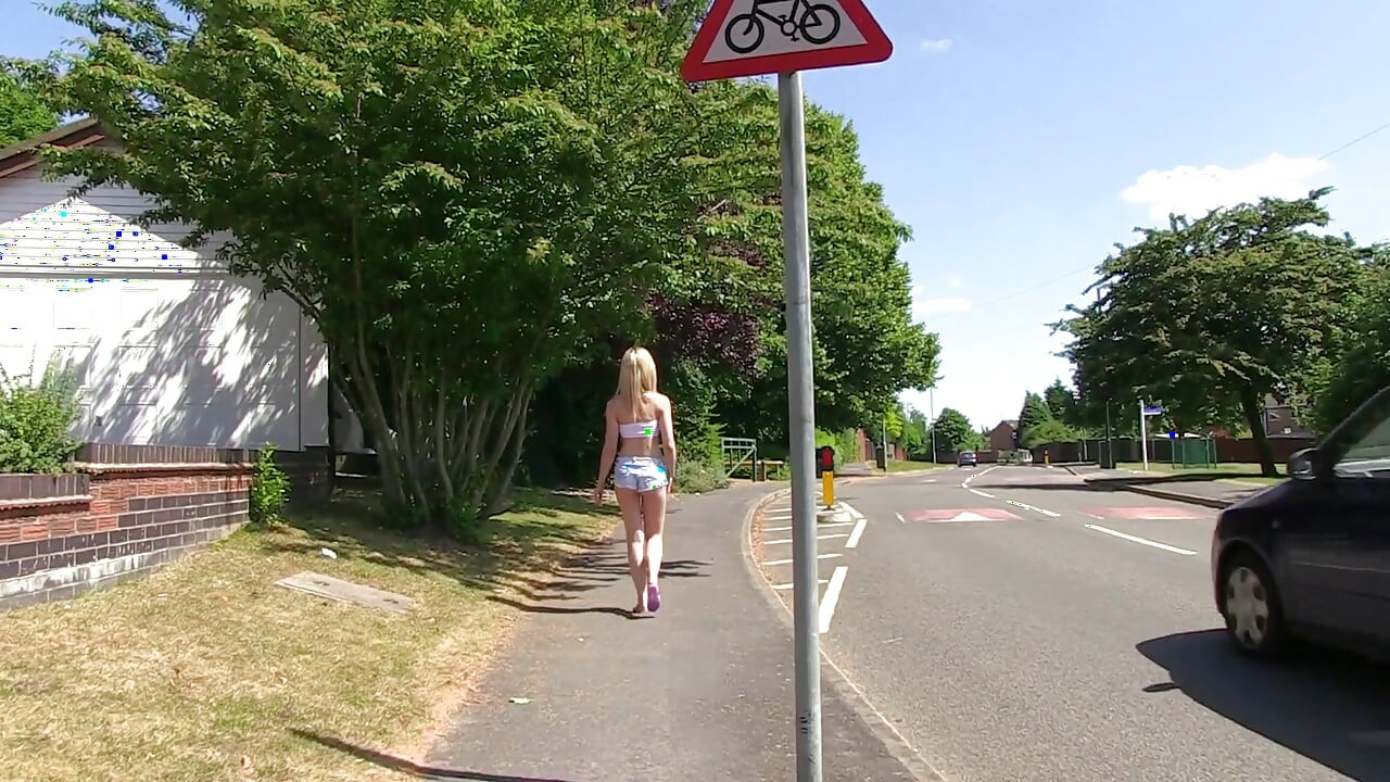 Chessie Kay mea al aire libre