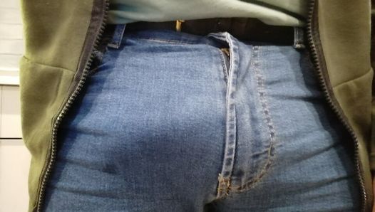 Kinkyrandyboy в узких джинсах