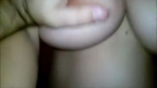 Nena con grandes tetas naturales en sexo en primer plano