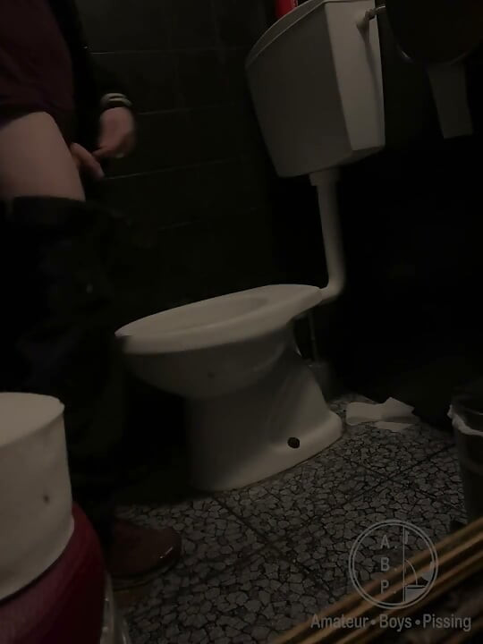 Amatör Rak Pojke Påkommen Med Att Kissa I En Bar Toalett