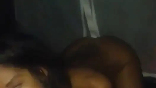 seorang wanita aneh di tenda berkemah