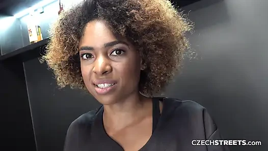 Schwarzer sexy friseur (tschechische straßen)