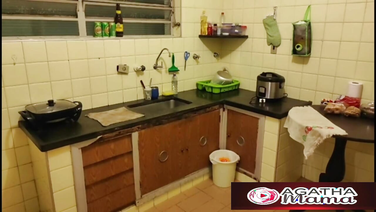 Agatha Mama Dalam Saya Memberikannya Kepada Kakak Ipar Saya Di Dapurnya Dengan Adikku Di Ruang Tamu