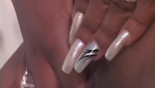 Aksi hot lesbian cewek binal perancis rambut pirang yang lagi asik kencing