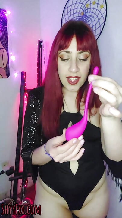 Sua amiga gauchita leva você à sex shop para comprar brinquedos