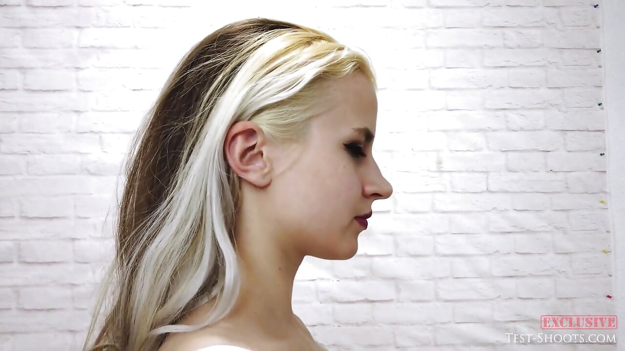 인생 인터뷰에서 처음으로 알몸으로 포즈를 취하는 18살 Katya