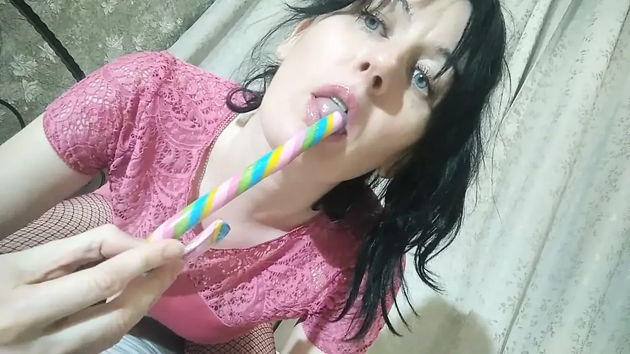 She Sucks a Lollipop and Shoves It in Her Hairy Pussy Ginnagg