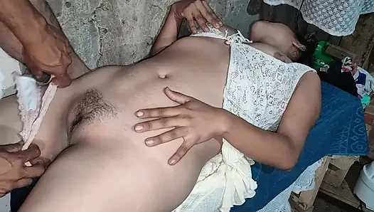 Dia mengerang dan masuk ke dalam vagina perawan saudara tiri dan putus di xvideo India Tamil.