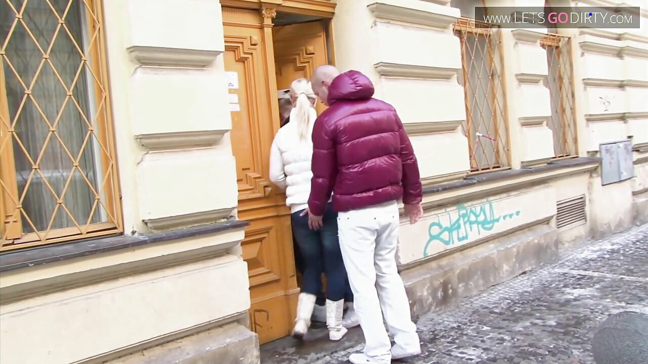 Awek blonde merintih keseronokan kerana dua batang meleleh pepek basahnya