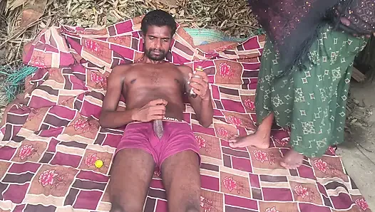 Desi bhabhi Aakar tel malish ki aur gand Mari