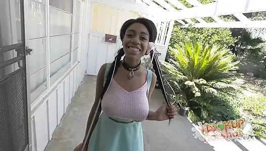 Brittney white gibt einen handhab-blowjob, der ihre großen titten vorführt!