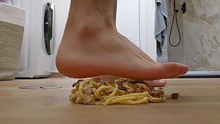 Mit meinen großen Füßen Pasta Carbonara zertrümmern