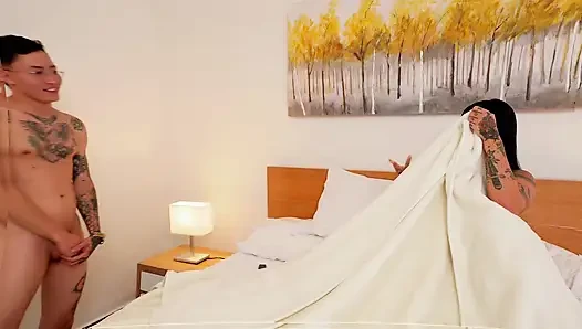Tätowiererin und Sexsüchtige fickt ihren Kunden auf der Studiocouch und schluckt seine Milch
