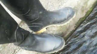 Promenade dans des bottes en caoutchouc - pieds nus