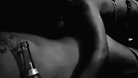 Соблазняет и соблазняет