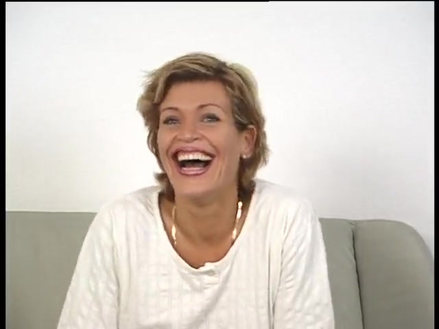 キャスティングひよこは彼女の猫をおもちゃにします