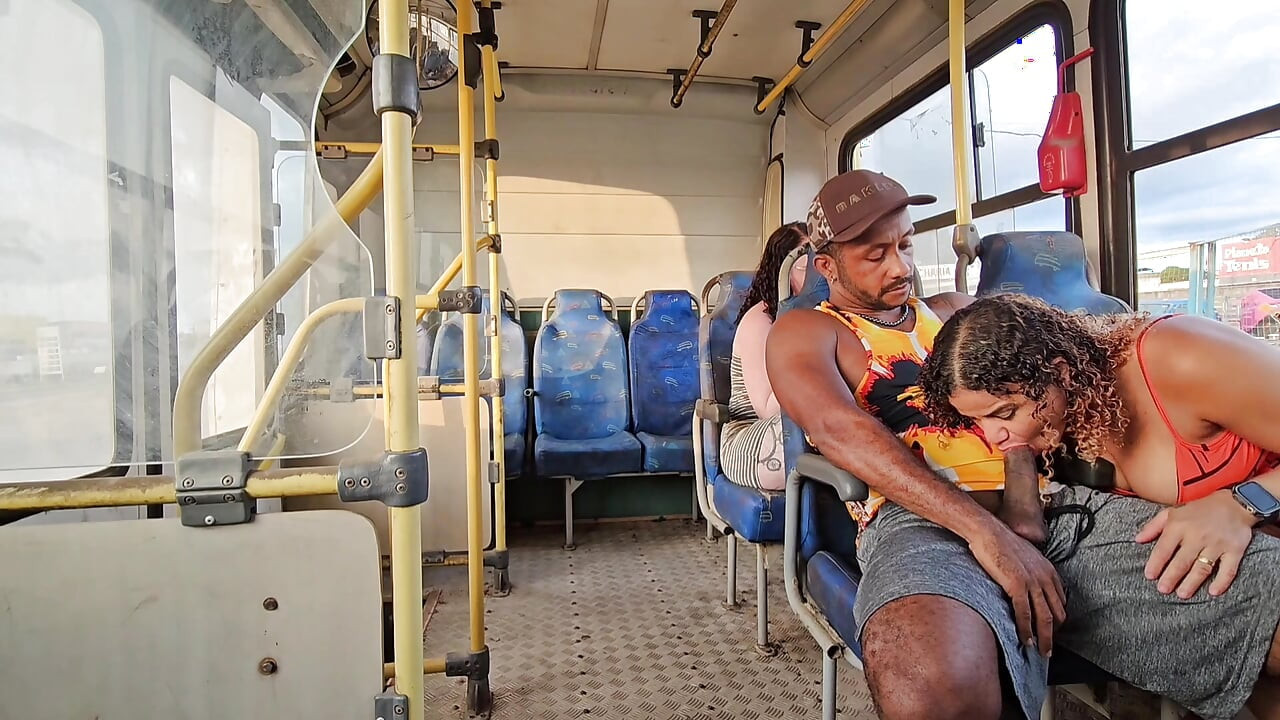 UN COUPLE SANS HONTE VOYAGEANT DANS LES TRANSPORTS EN COMMUN ET PASSAGER ARRIÈRE FILMANT TOUT