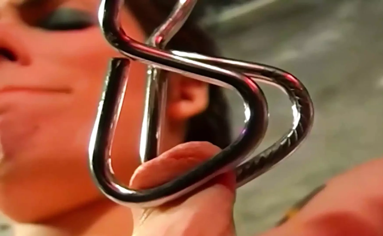 变态狂虐狂大师赫克托折磨他的奴隶女孩Conny的乳头