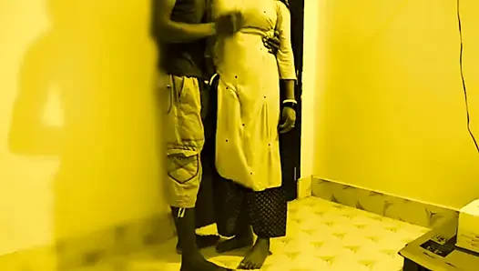 Desi ibu rumah tangga seksi yang luar biasa selingkuh dari suamimu untuk menyetubuhi saudara tirinya yang lebih muda dengan kontol besar.