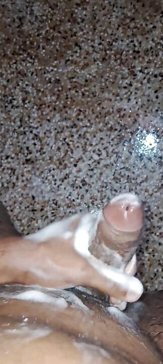 Een Jonge Hindoeïstische Jongen Uit India Neukt Zijn Dikke Lul Hard Met Zijn Handen Terwijl Hij in Bad Valt.