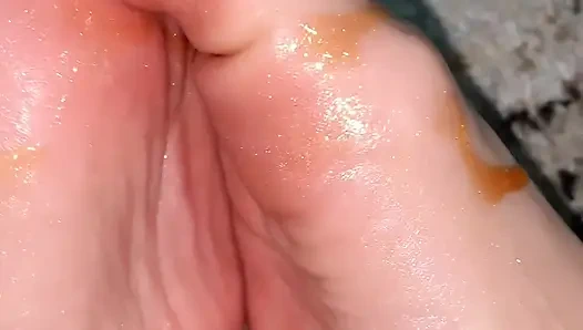 Играю с моими ступнями с маслом для тела и сливками