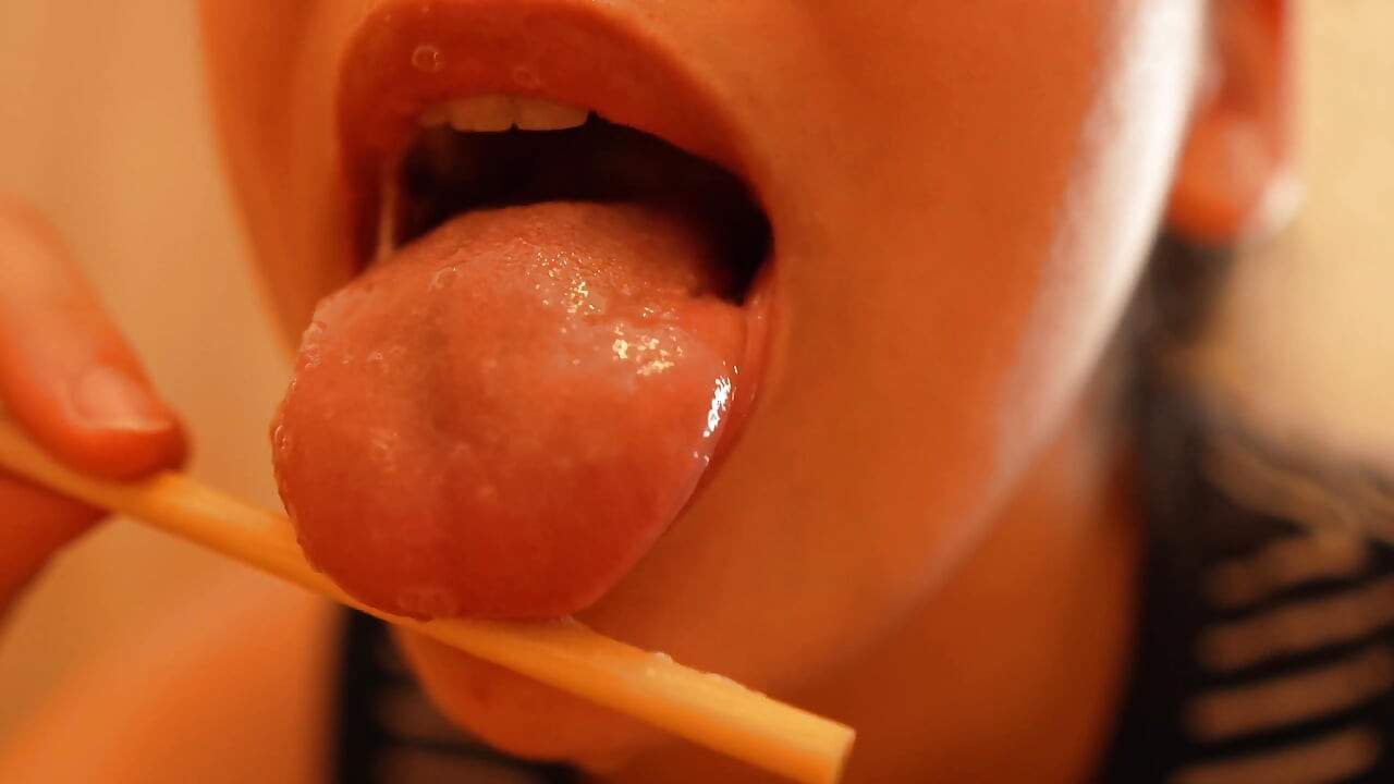 Jag suger och slickar en popsicle, leker med den med mina läppar och mun.
