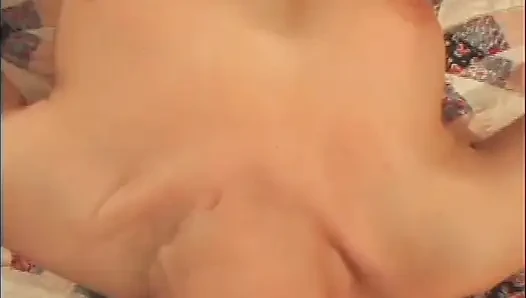 Heiße blondine mit einem perfekten körper liebt es, ihren arsch von ihrem geilen liebhaber geritten zu bekommen