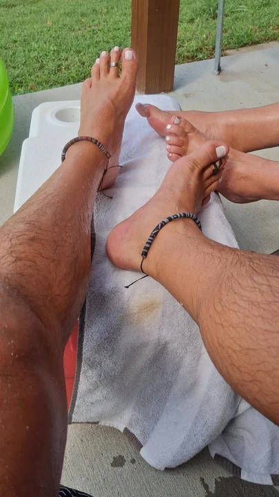 裏口でフットボールをする