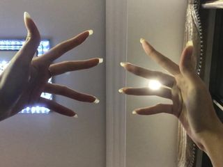 Световое шоу с длинными натуральными ногтями