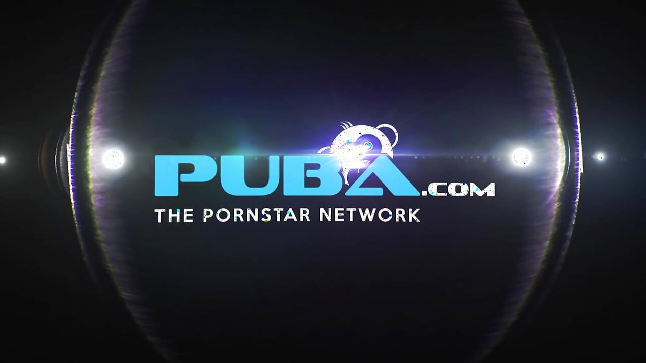 Bubble butt Lola Foxx plays with her tight pussy