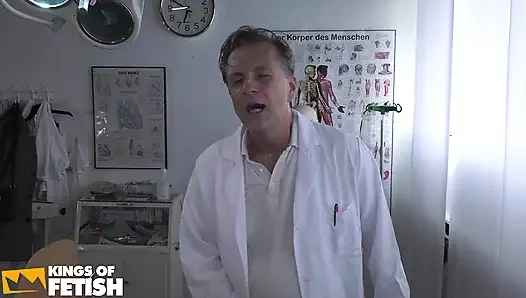 Memek pasien rambut pirang ini dientot habis-habisan sama dokter tua sampai memeknya dientot habis-habisan sama susternya