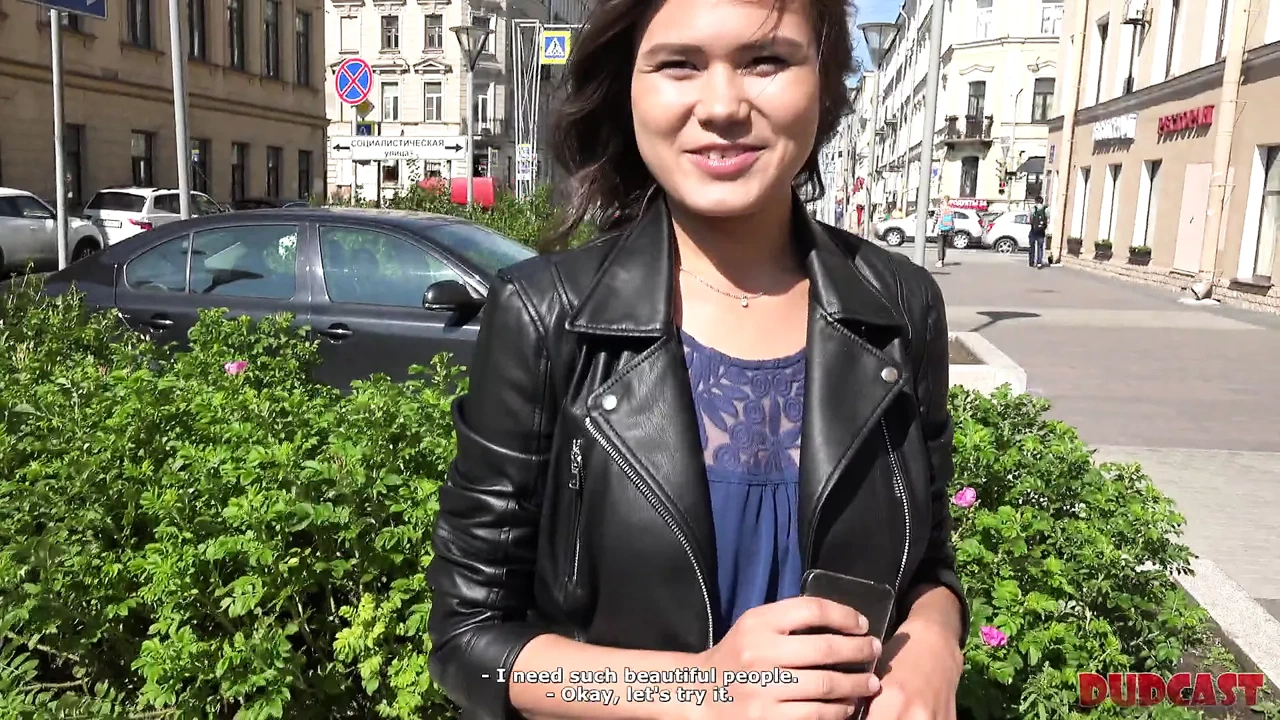 Agent lures exotic model into awesome quickie on the couch