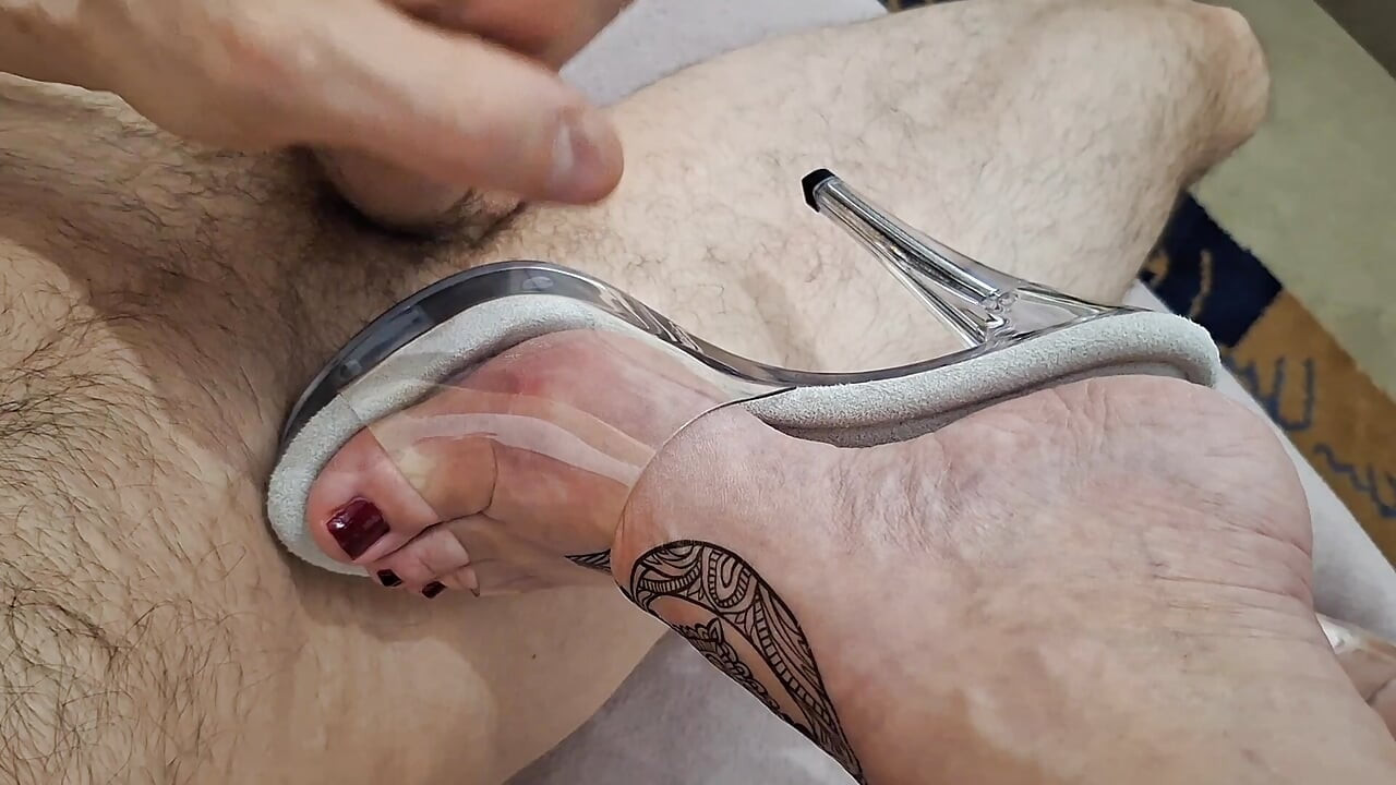 Chorreo las piernas tatuadas de mi pareja caliente en zapatillas de tacones altos de látex