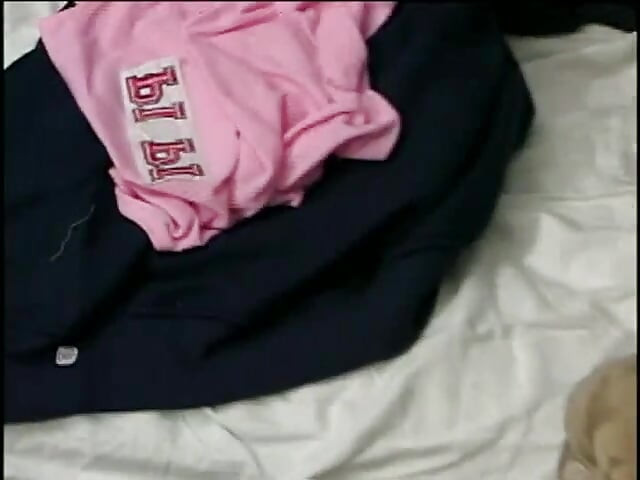 Blond student Gen Padova Pociera muff jej współlokuje Ashley Blue, podczas gdy napalony koleś wali jej tyłek