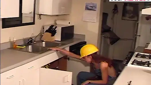 Heiße schlampe lutscht einen massiven schwanz und schiebt ihn dann in ihre nasse muschi